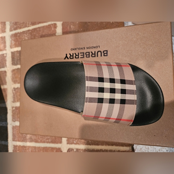 Burberry Poolside Flip Flops - Picture 5 of 9